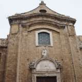 Il portale in legno � sormontato da un lunettone liscio con ai lati due cherubini, alla cui sommit� posa la statua di San Benedetto. Al centro del frontone si trova una finestra barocca di forma rettangolare e il prospetto � concluso da un fastigio in cui si apre una finestrella ovale